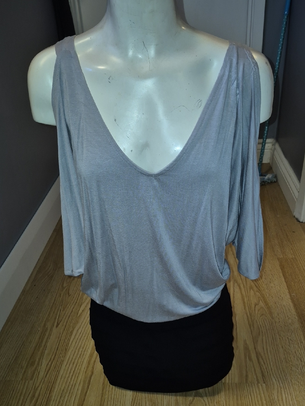 Guess Women’s Gray Cold-Shoulder V-Neck Dress..size S